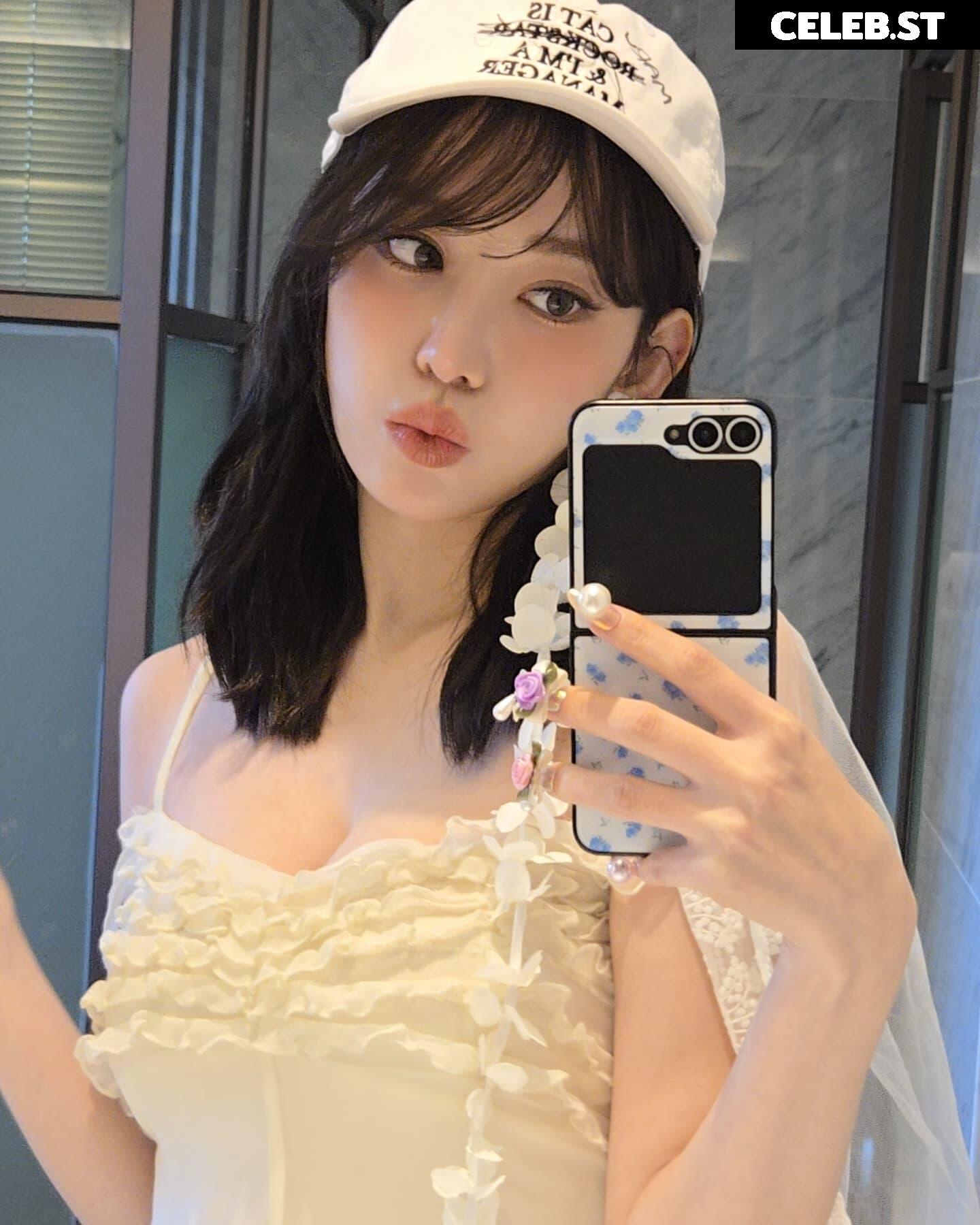 Sakura Miyawaki 宮脇 咲良 | LESSERAFIM Image 22953421
