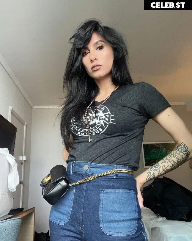 Cristina "Vee" Valenzuela Image 22940916