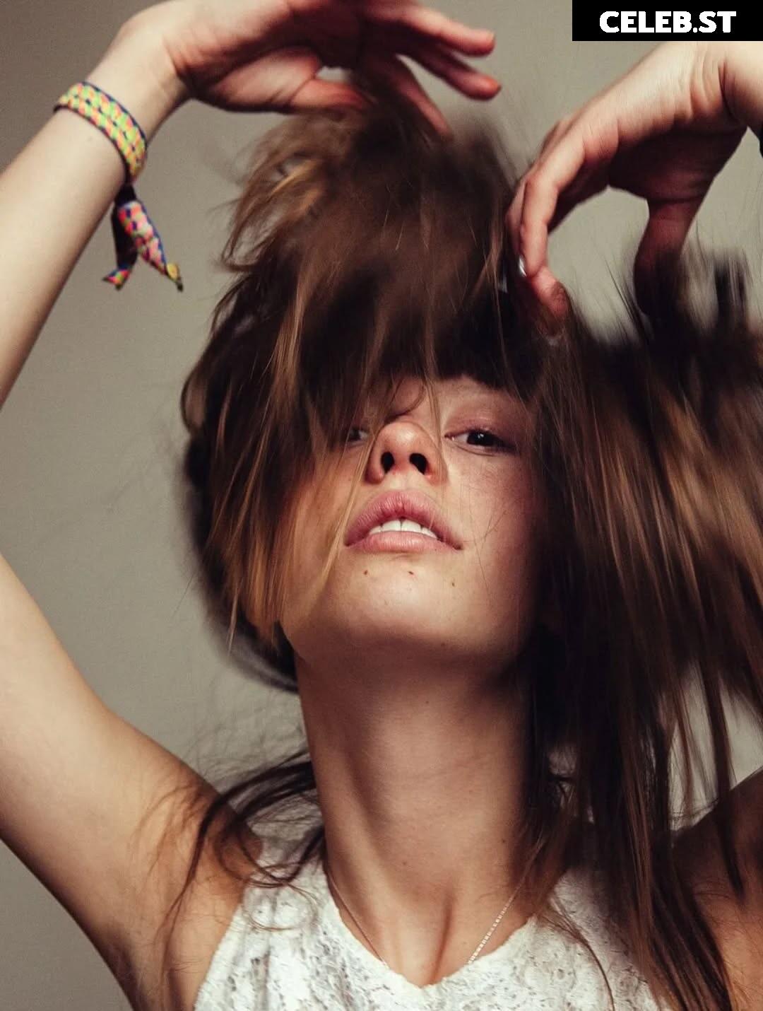 Mia Goth Image 22991634