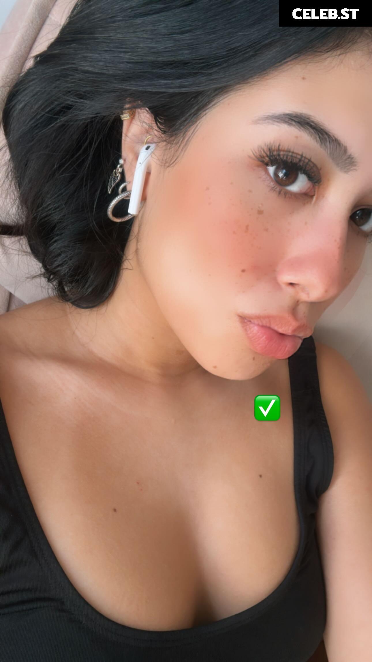 Cinthia Cruz Image 22818617