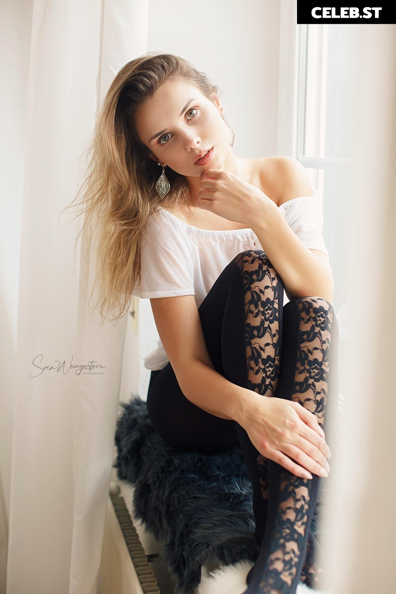 KinkySophiee Image 2282425