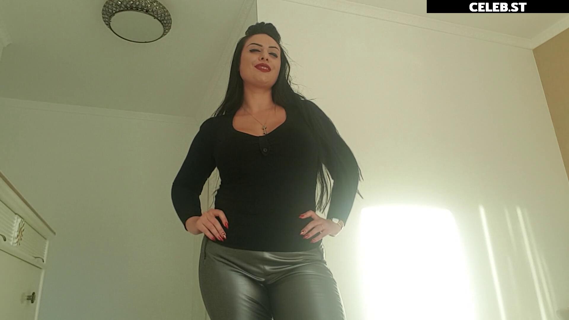 Ezada Sinn / ezada Image 22714410