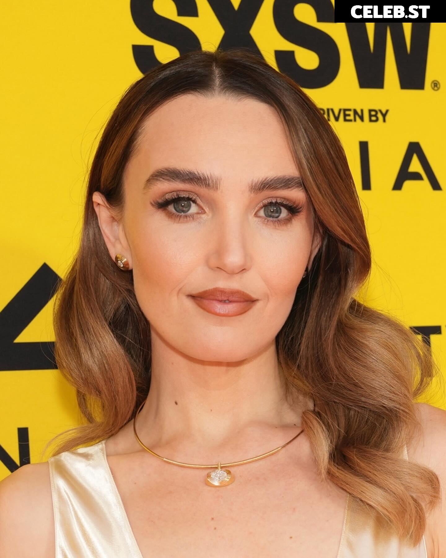 Chloe Fineman Image 22700982