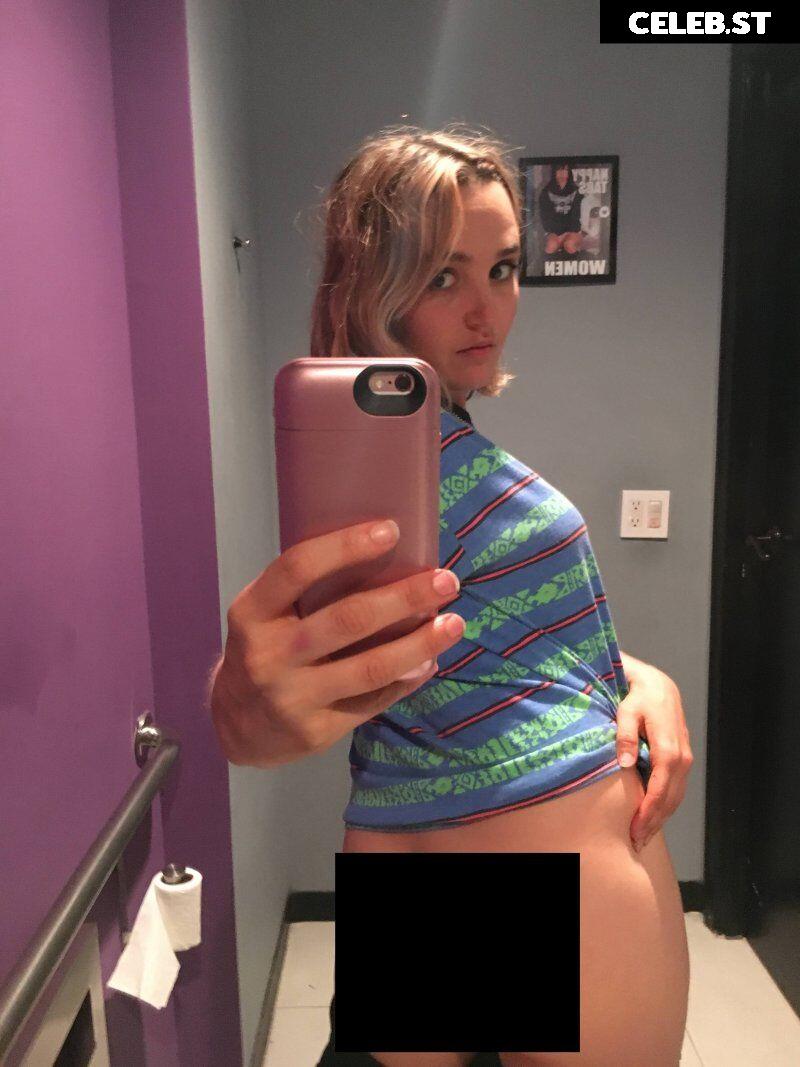 Chloe Fineman Image 22700875