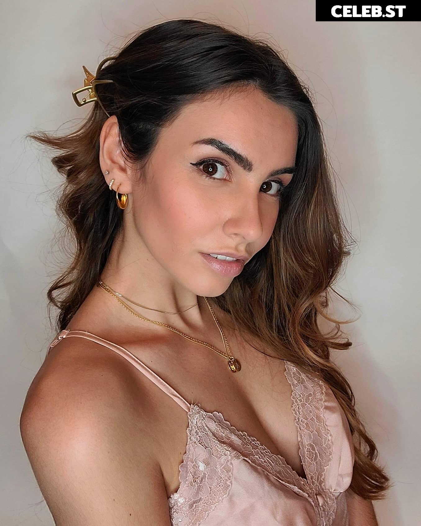 Alicia Atout and Salina de la Renta Image 22702482