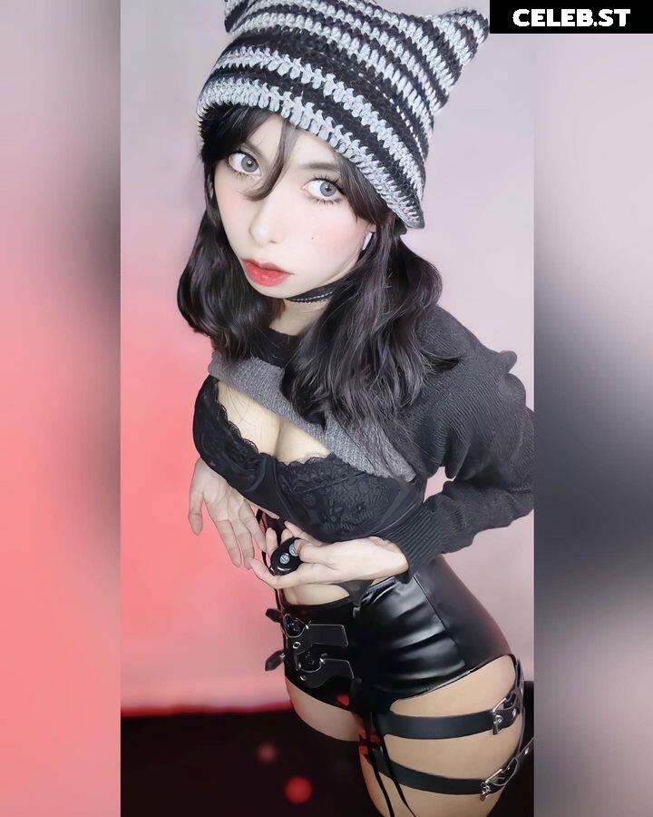Lilywaifu | lily_waffle Image 22795089