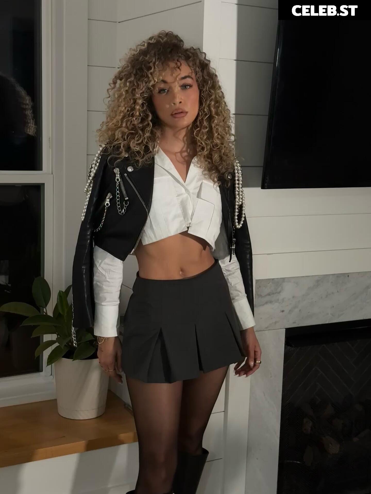 Jasmine Sanders/Golden Barbie Image 22793950