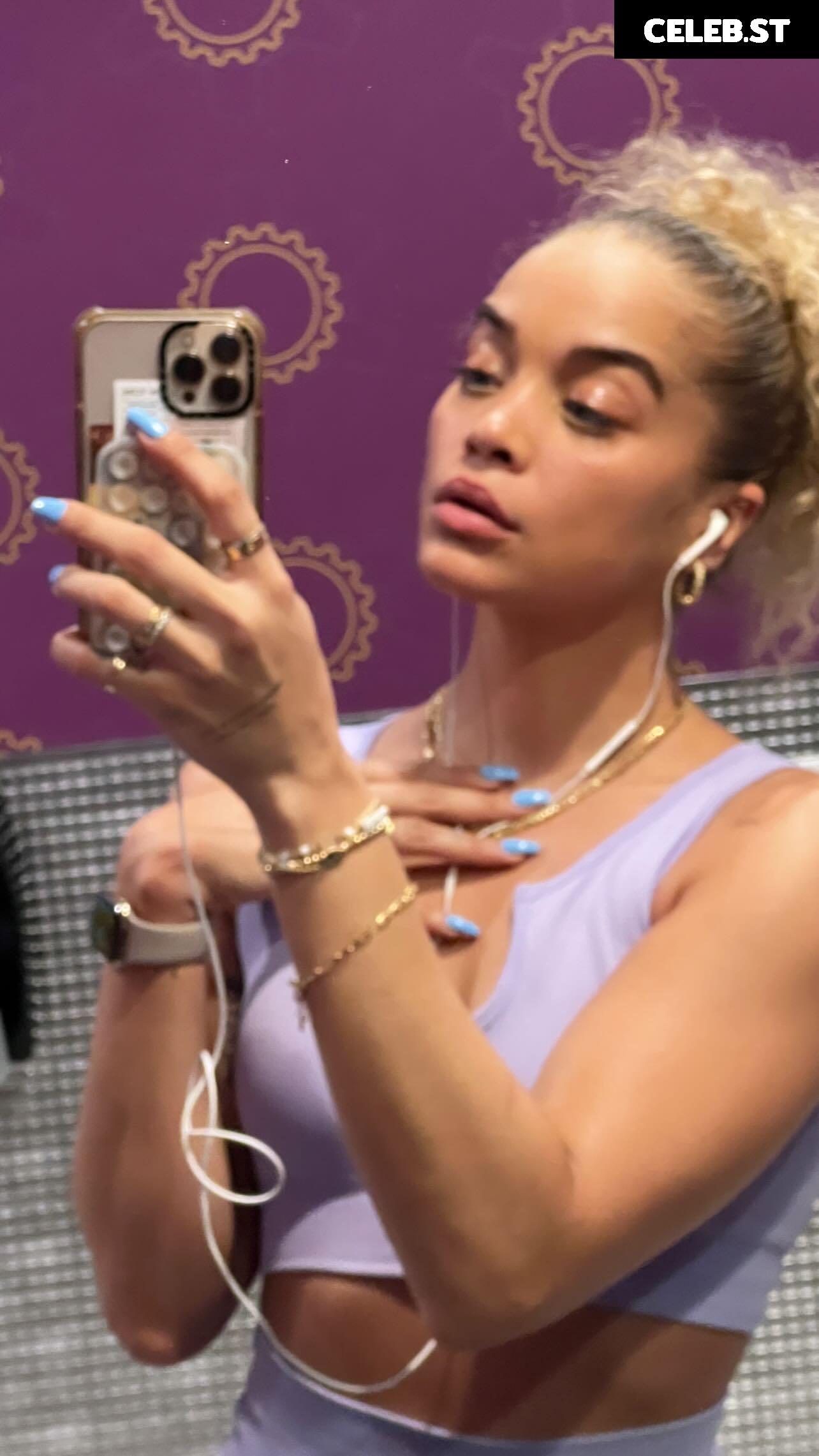 Jasmine Sanders/Golden Barbie Image 22793852