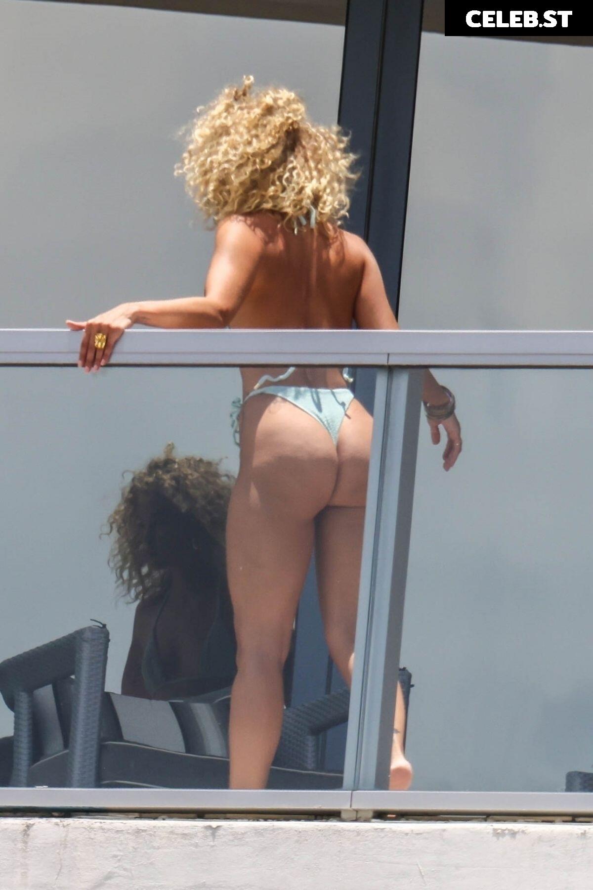 Jasmine Sanders/Golden Barbie Image 22793770