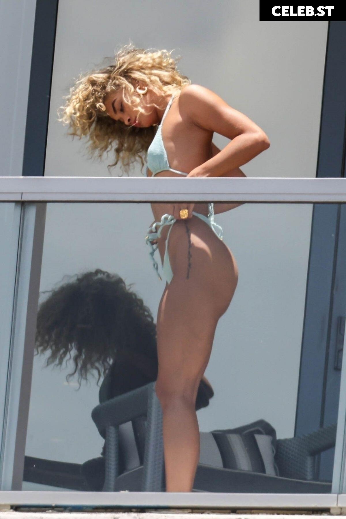 Jasmine Sanders/Golden Barbie Image 22793777