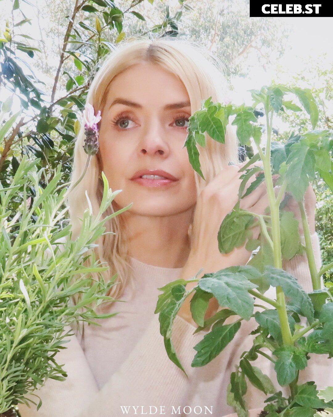 Holly Willoughby Image 22697953