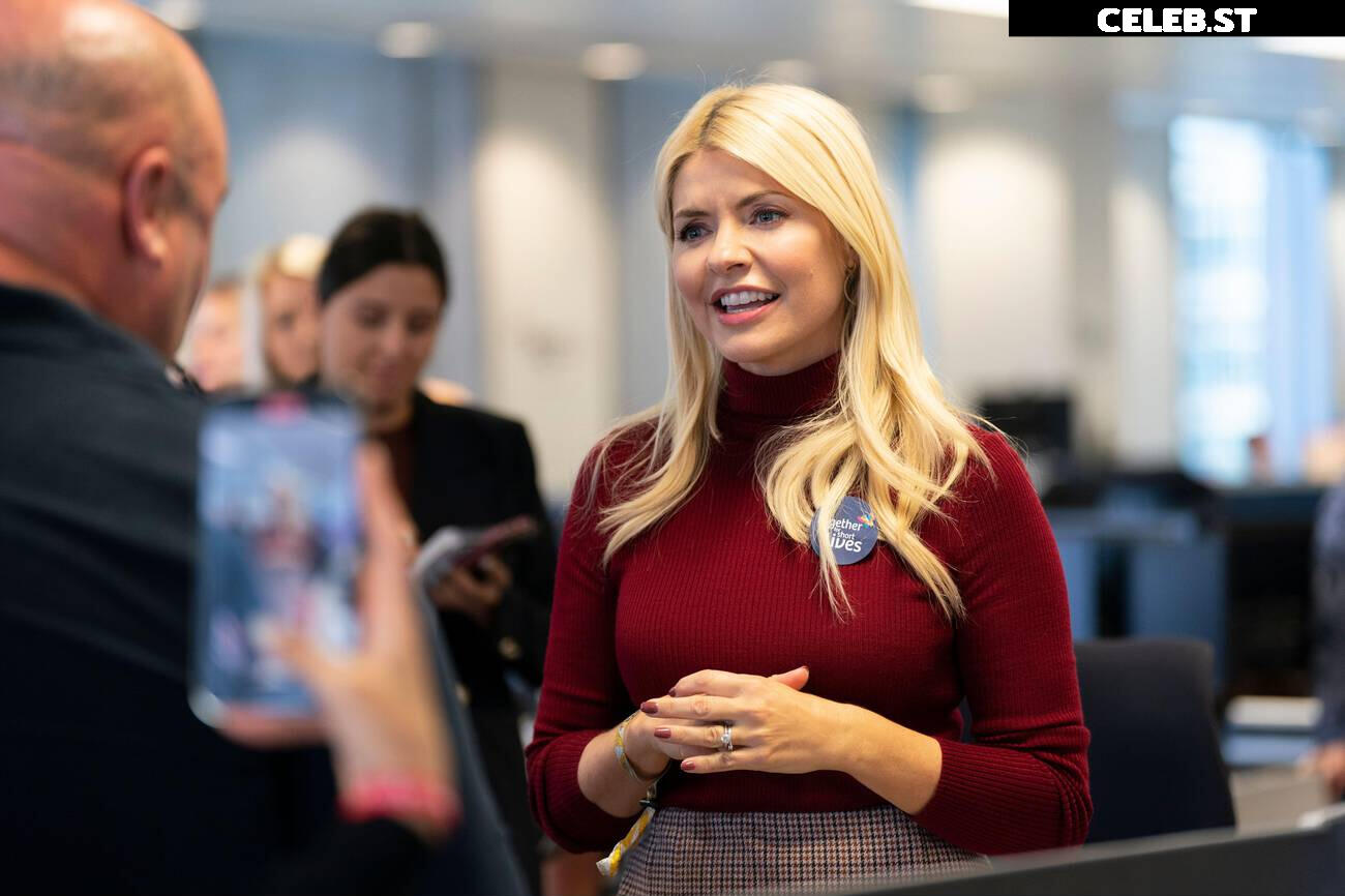 Holly Willoughby Image 22697856