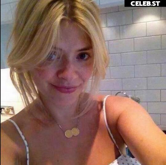 Holly Willoughby Image 22697577