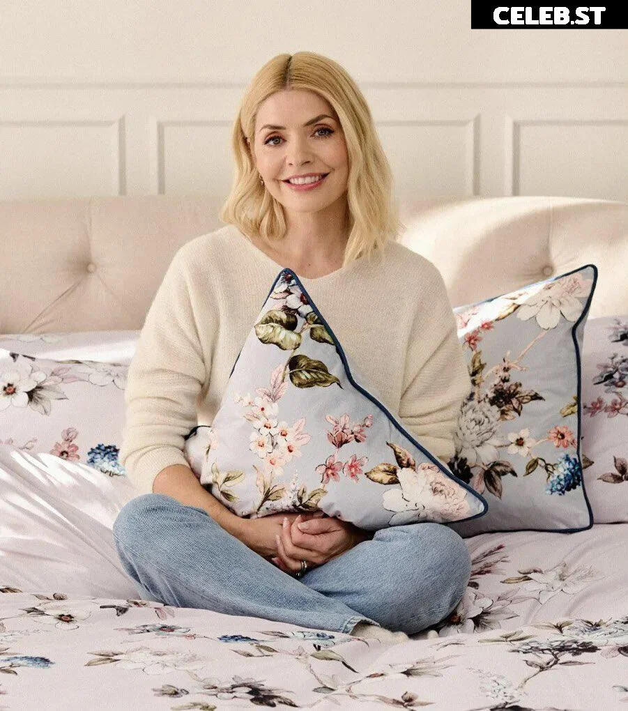Holly Willoughby Image 22697737
