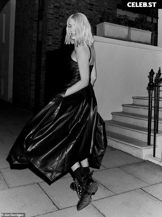 Holly Willoughby Image 22697755