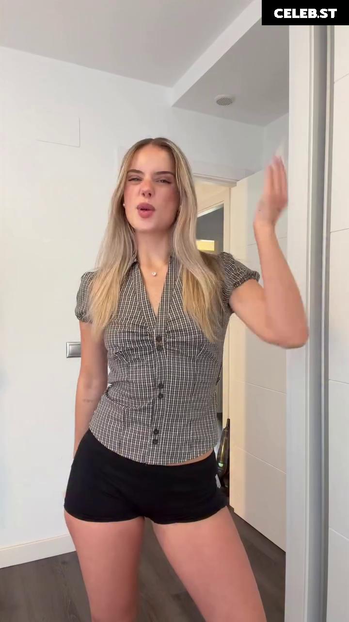 Lia Sikora - @ liasikora Image 23917778