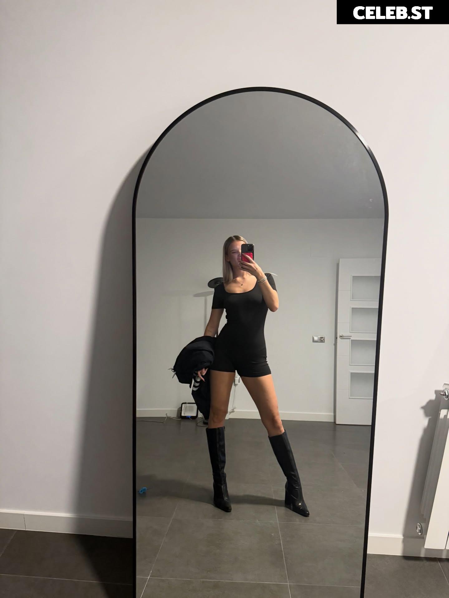Lia Sikora - @ liasikora Image 23917648