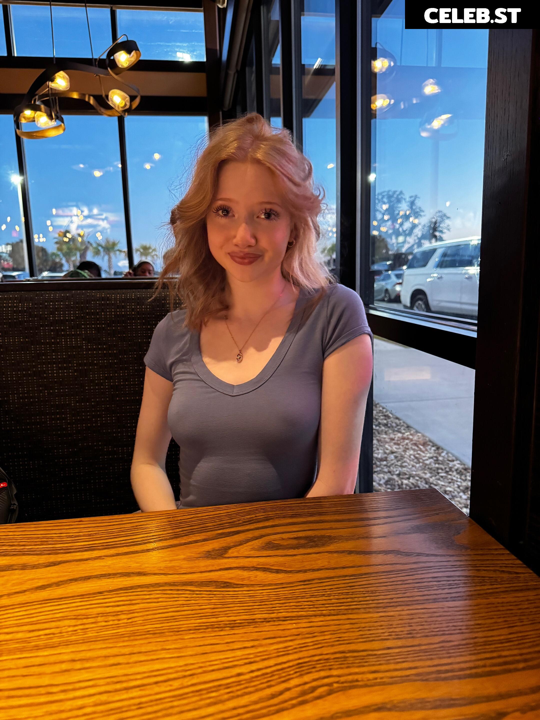 Makenna Kelly / Lifewithmak Image 23805593