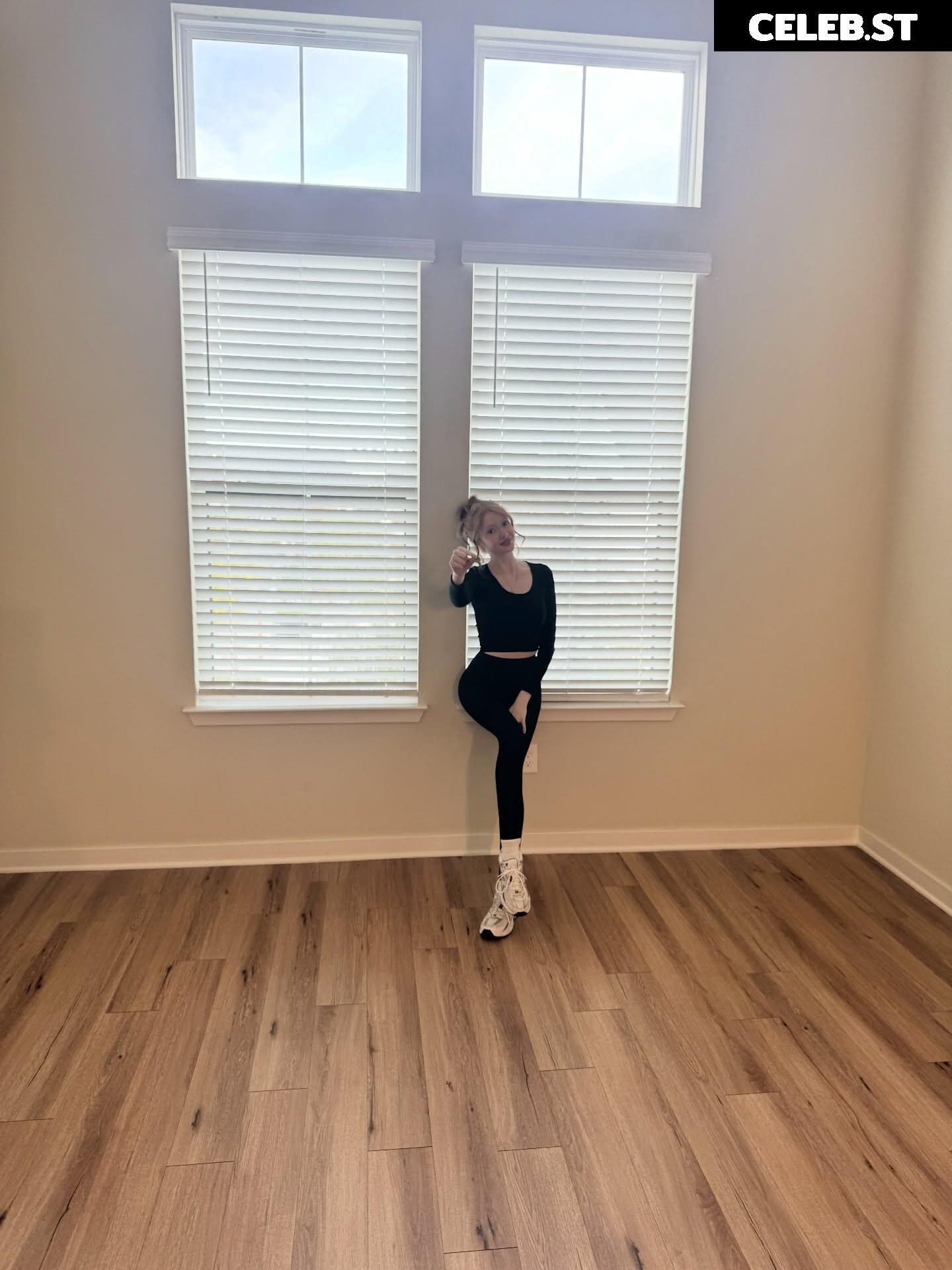 Makenna Kelly / Lifewithmak Image 23805526