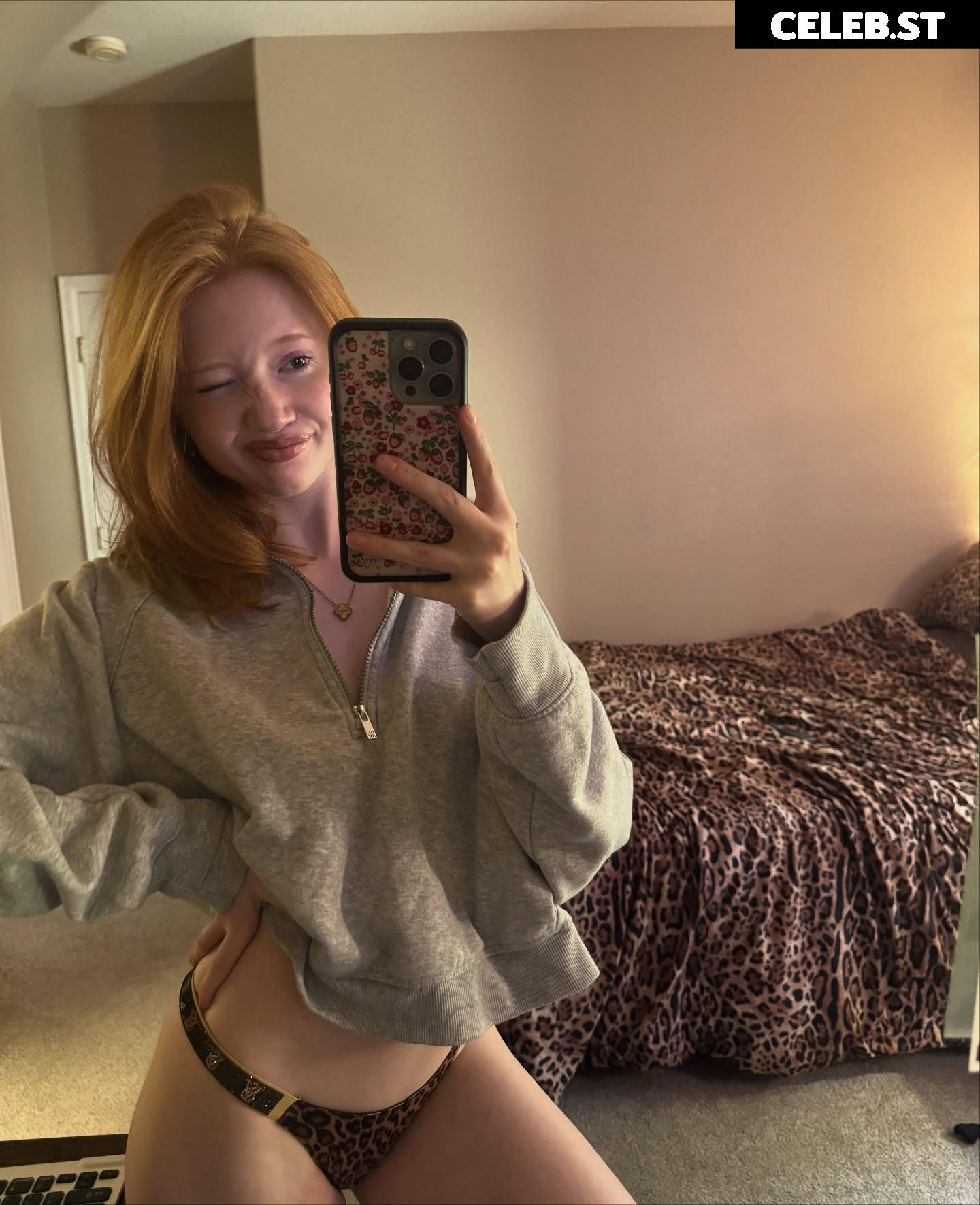 Makenna Kelly / Lifewithmak Image 23805433