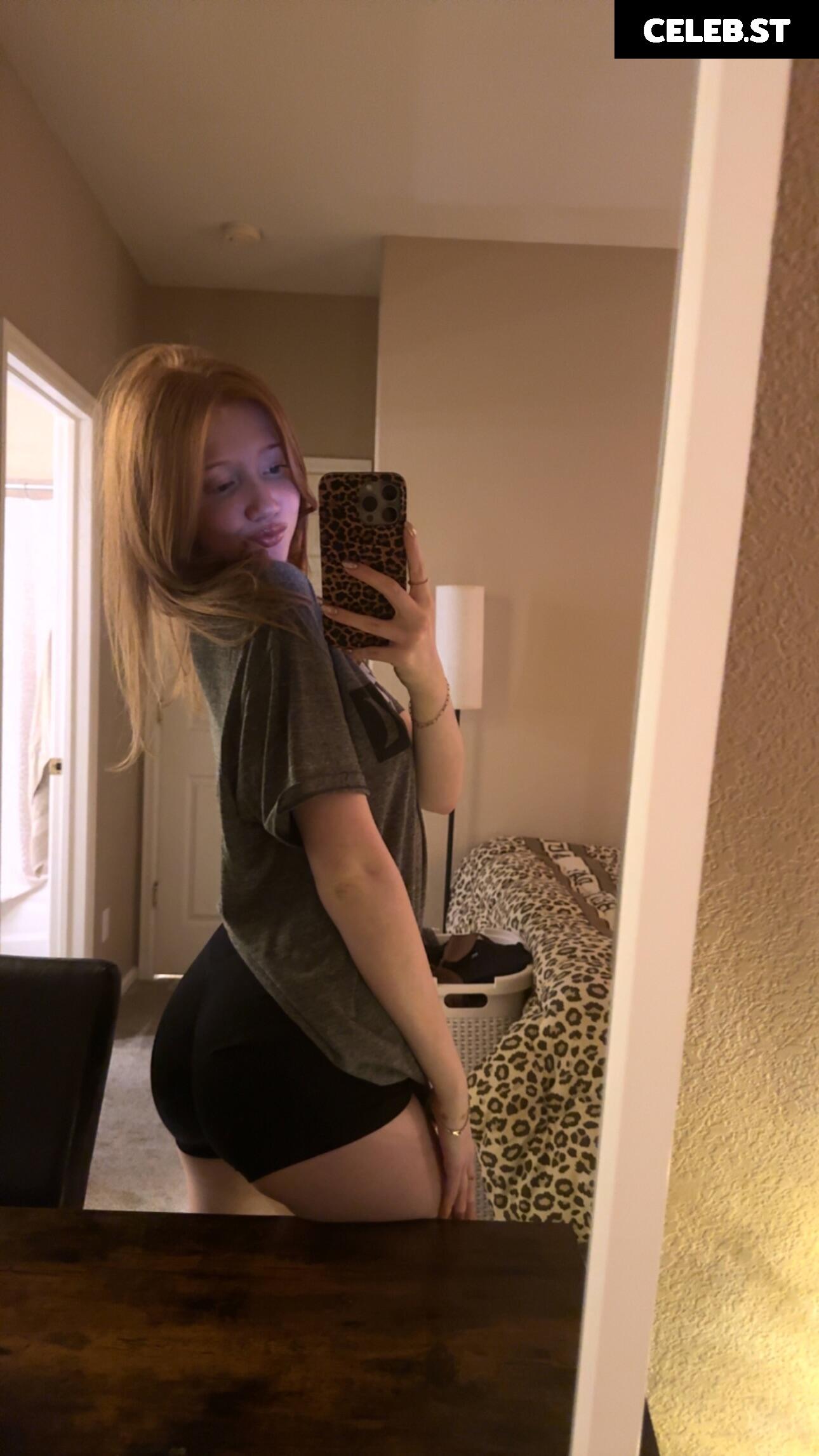 Makenna Kelly / Lifewithmak Image 23805124