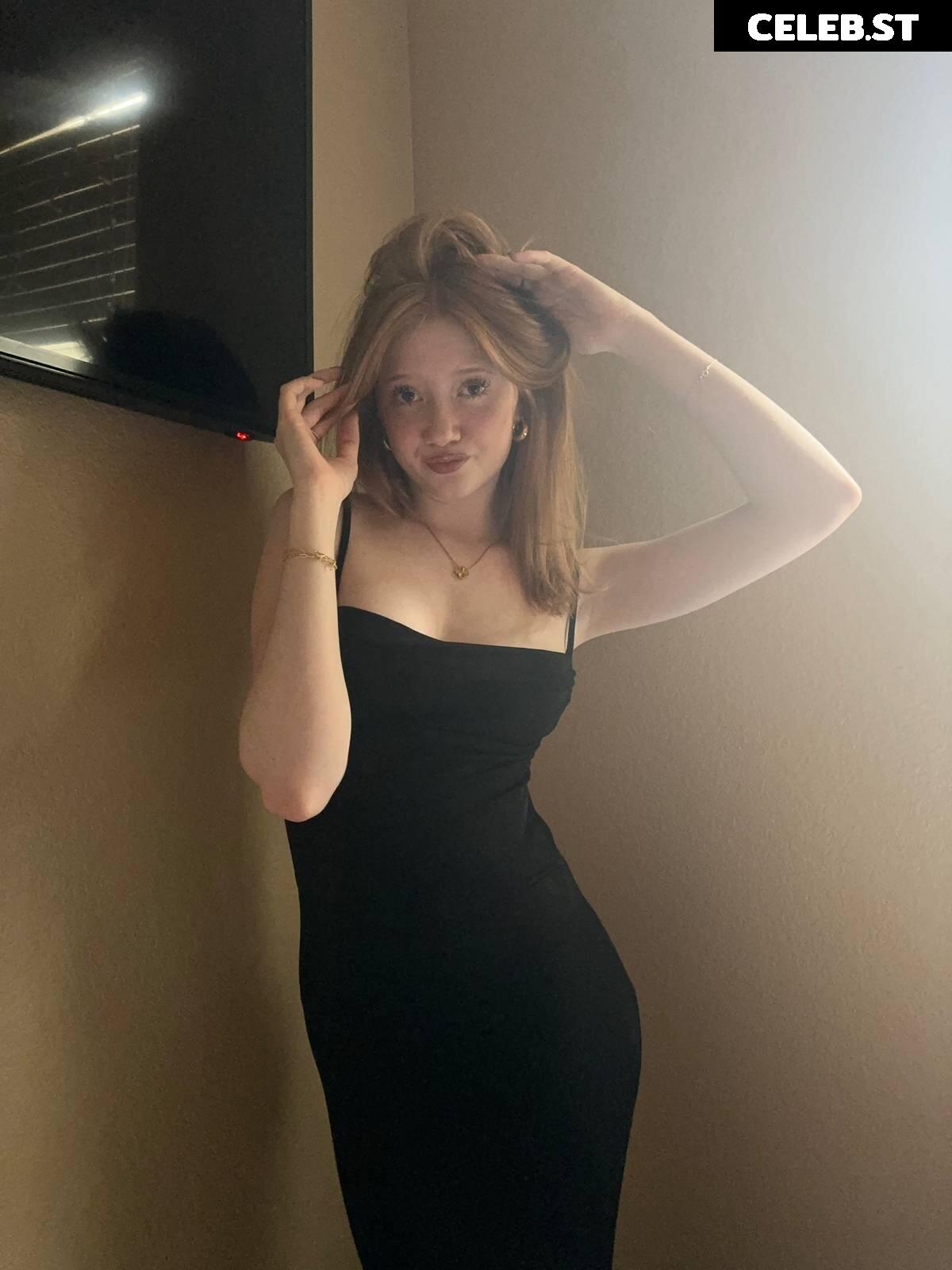 Makenna Kelly / Lifewithmak Image 23805063