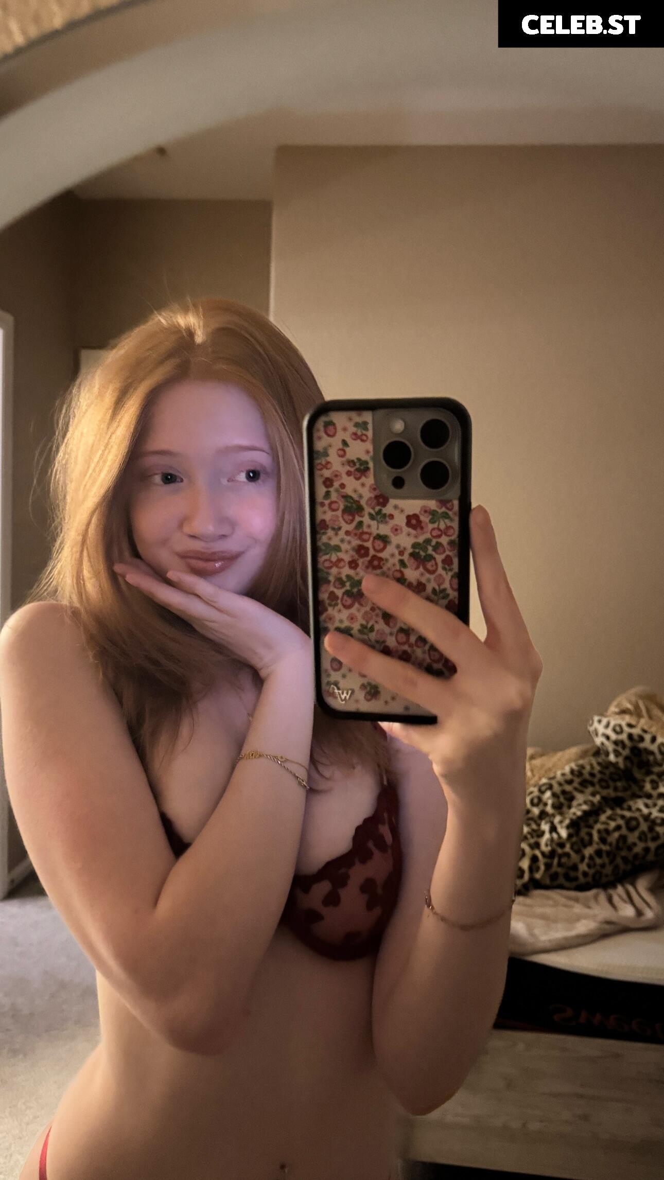 Makenna Kelly / Lifewithmak Image 23805329