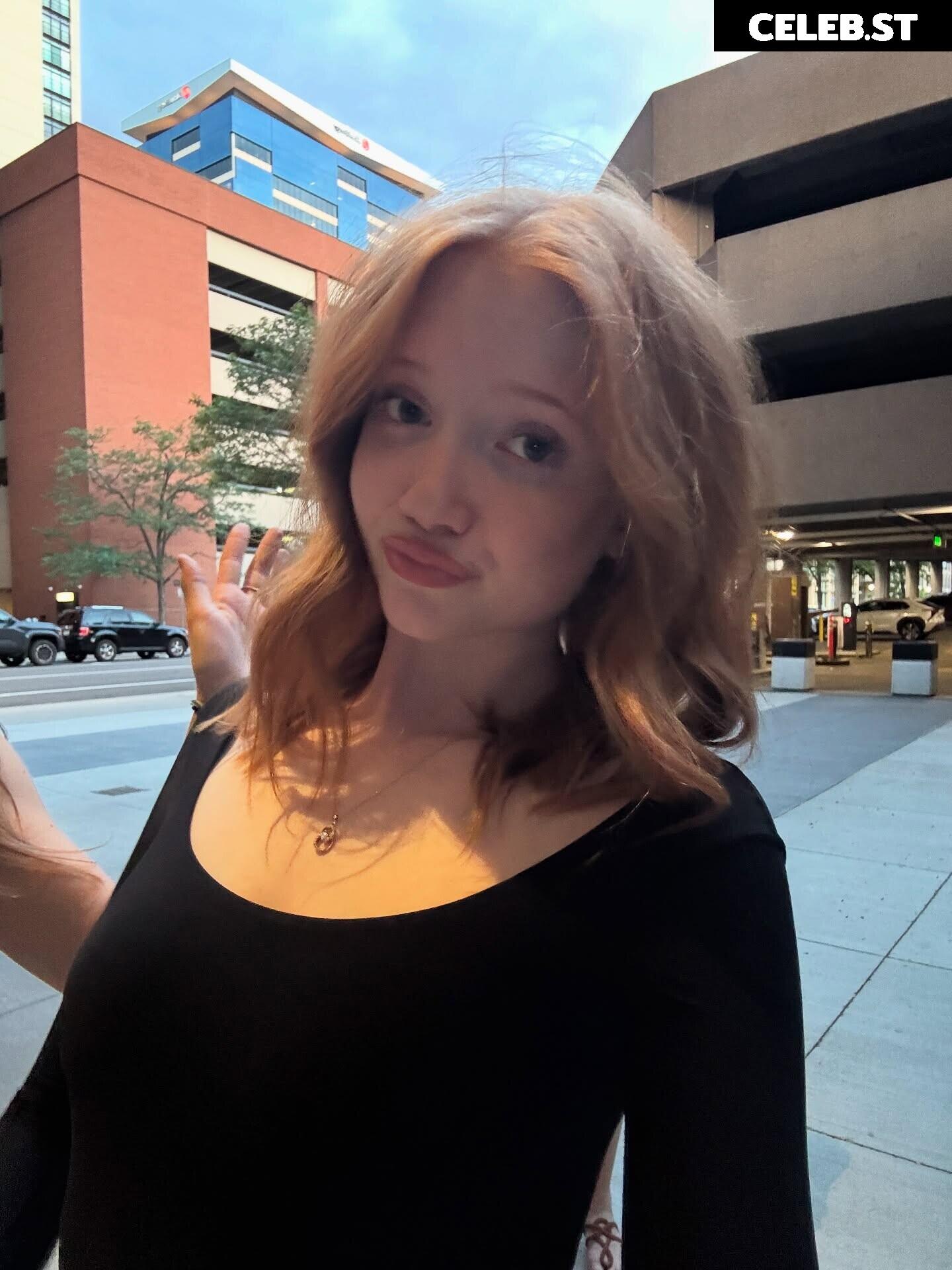 Makenna Kelly / Lifewithmak Image 23805376