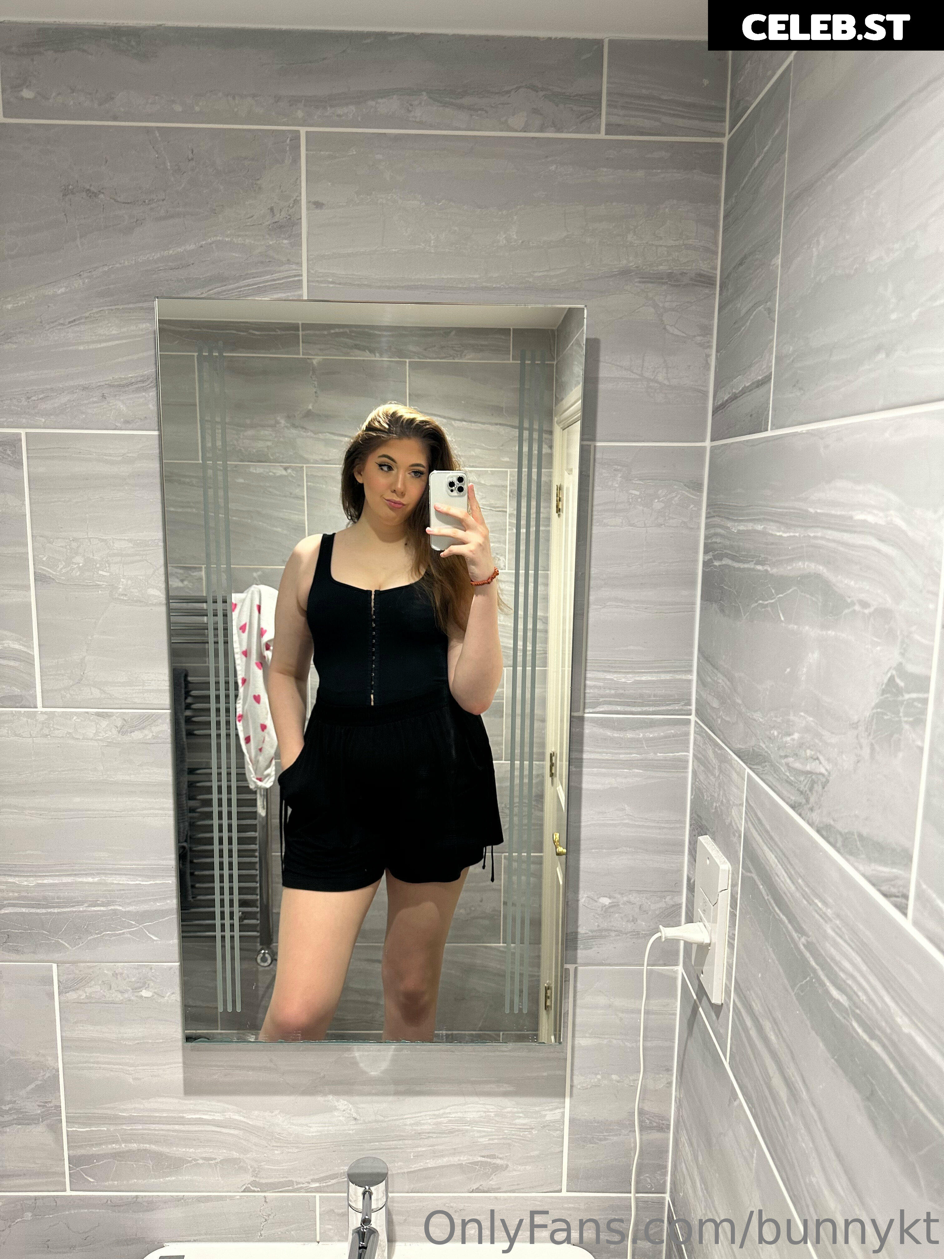 Katie Woolls / tallgirlkatie Image 23893372