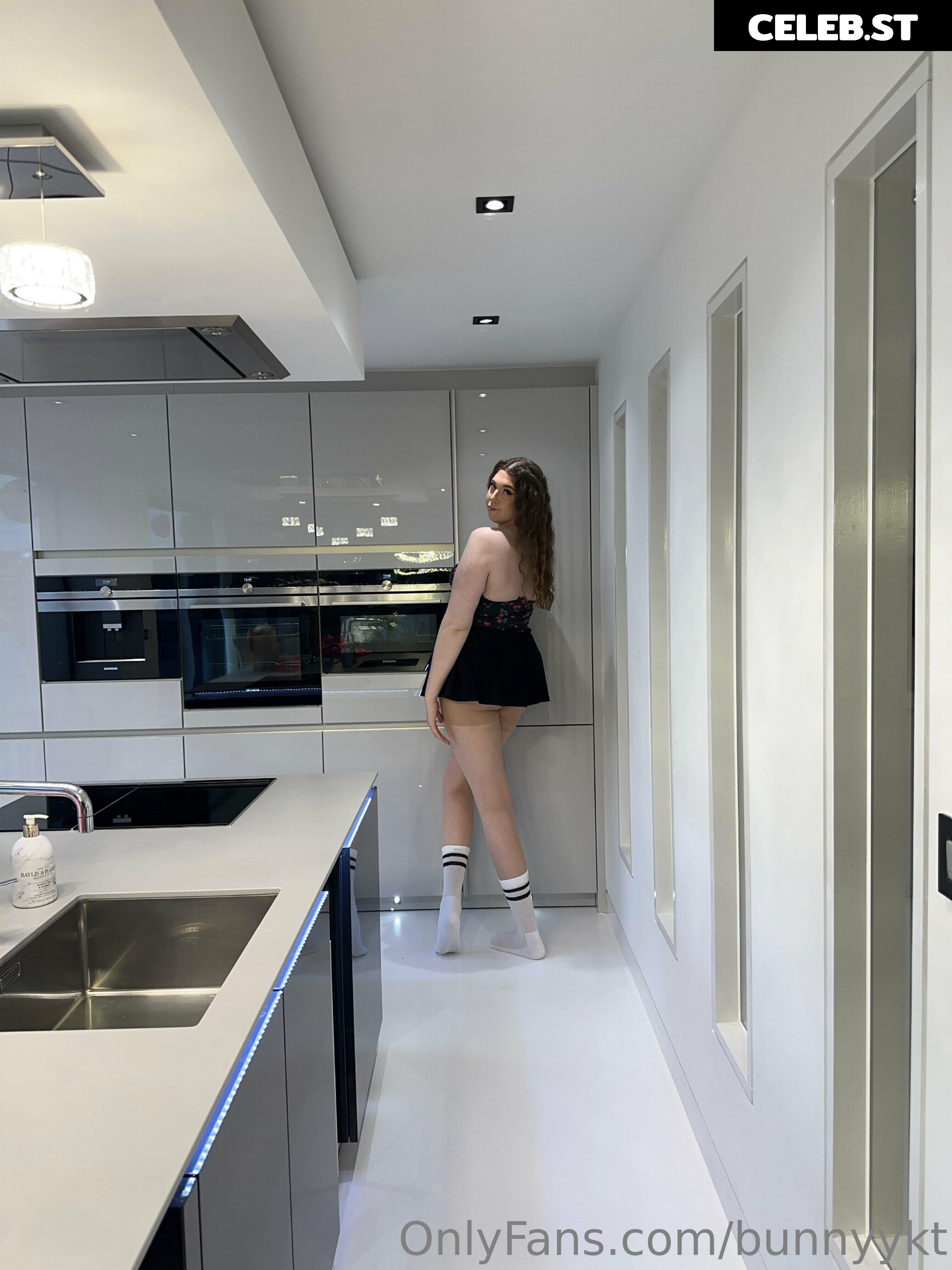Katie Woolls / tallgirlkatie Image 23893250