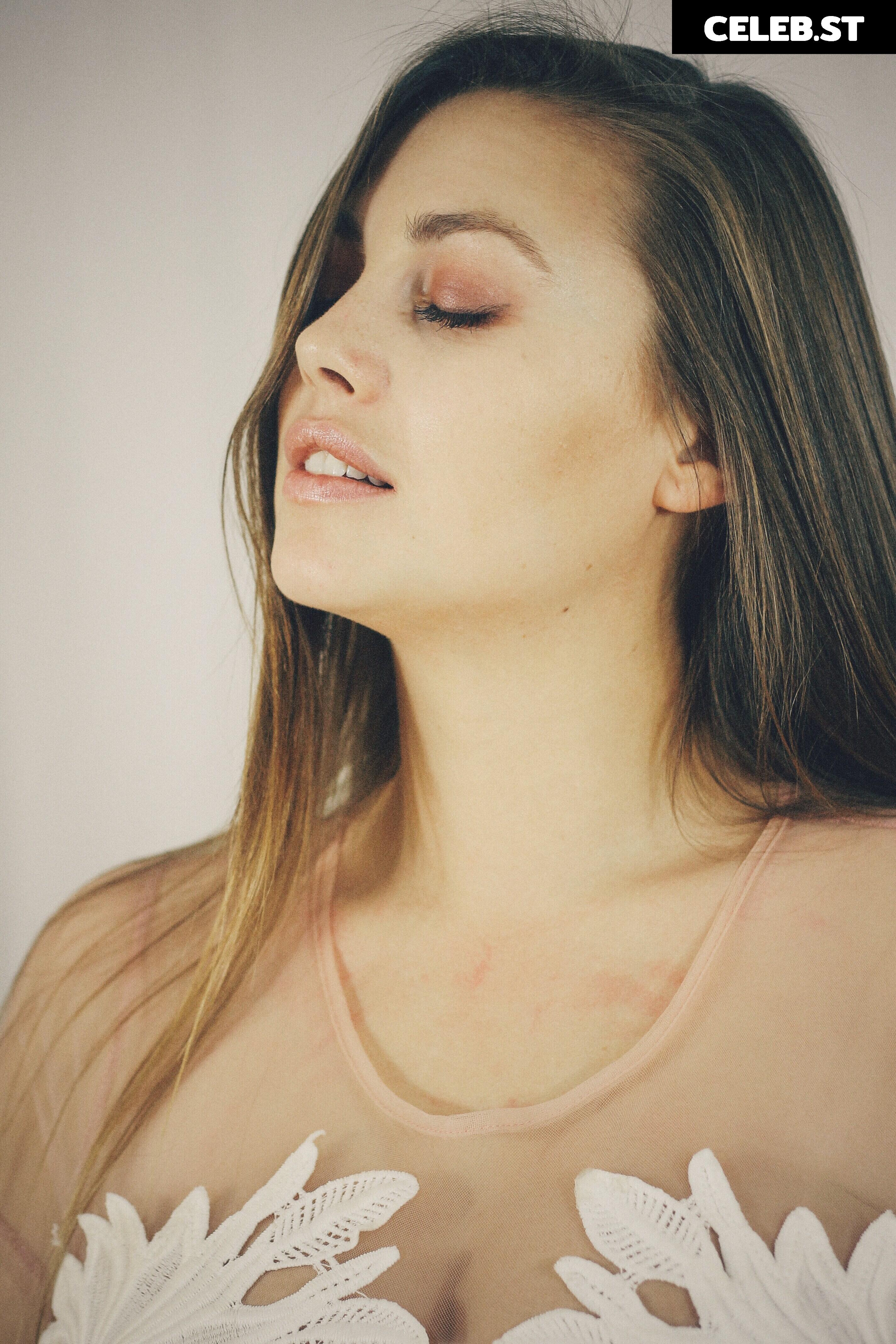 Lillias Right Image 23887310