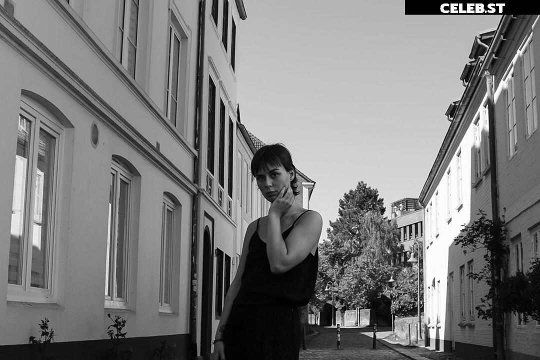Akir.a Image 2366785