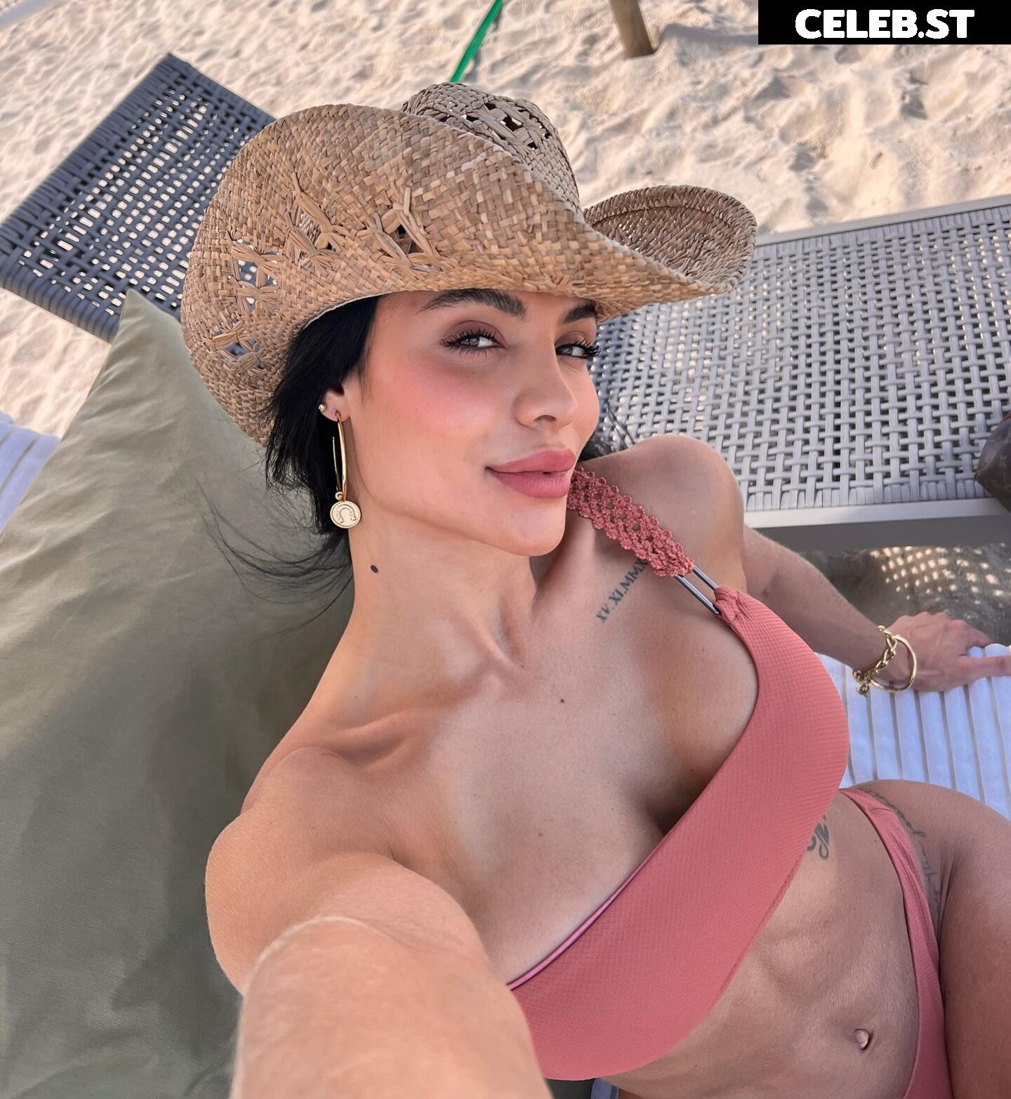 Aline Mineiro Image 23691814