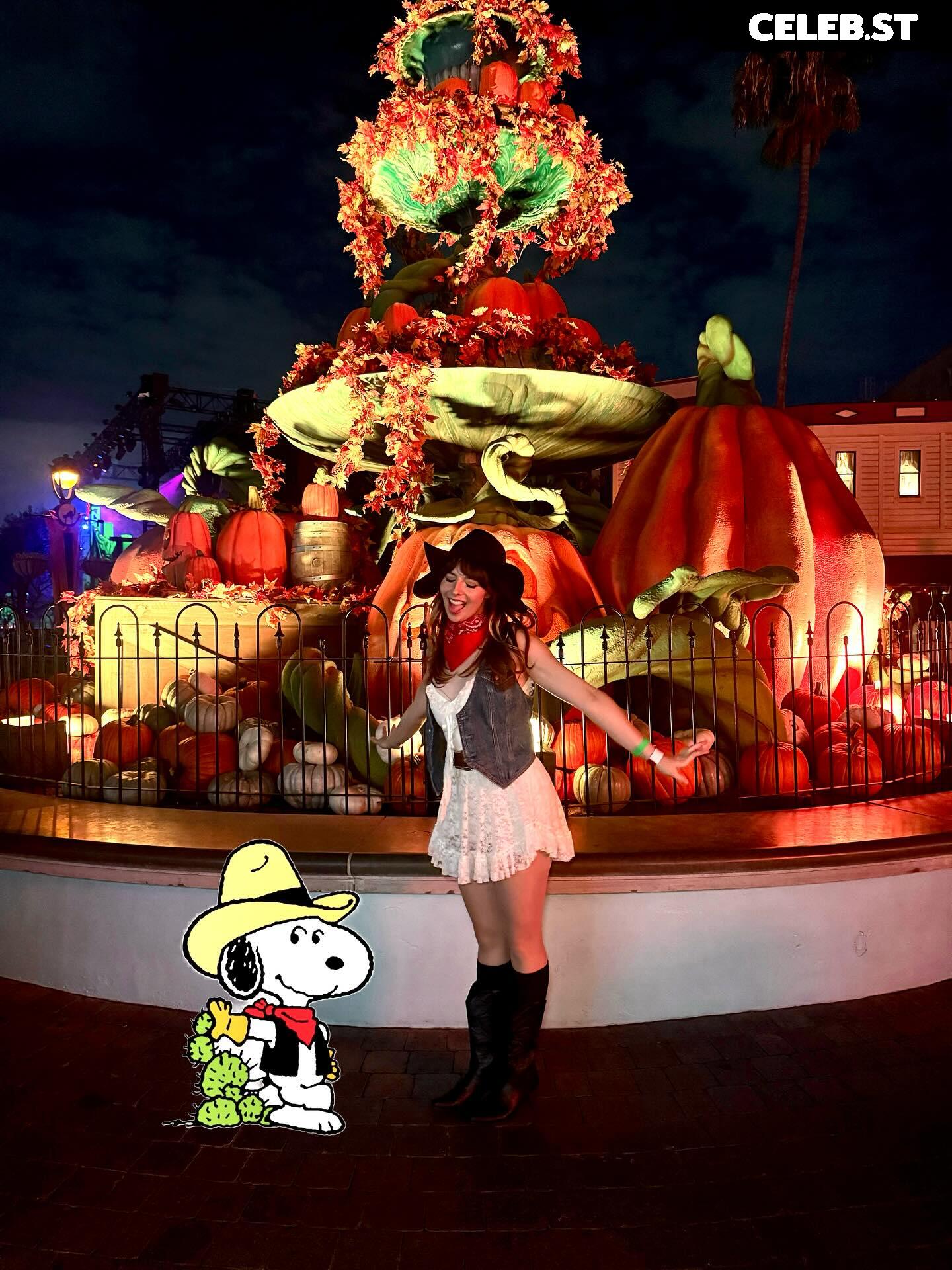 Chelsea Cook / WhoisChelsea Image 23684500