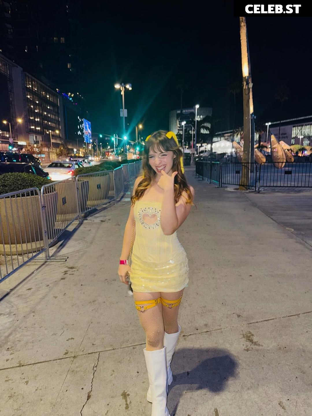 Chelsea Cook / WhoisChelsea Image 23684537