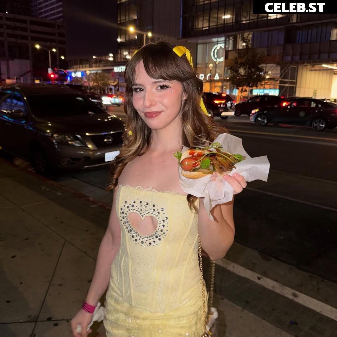Chelsea Cook / WhoisChelsea Image 23684536