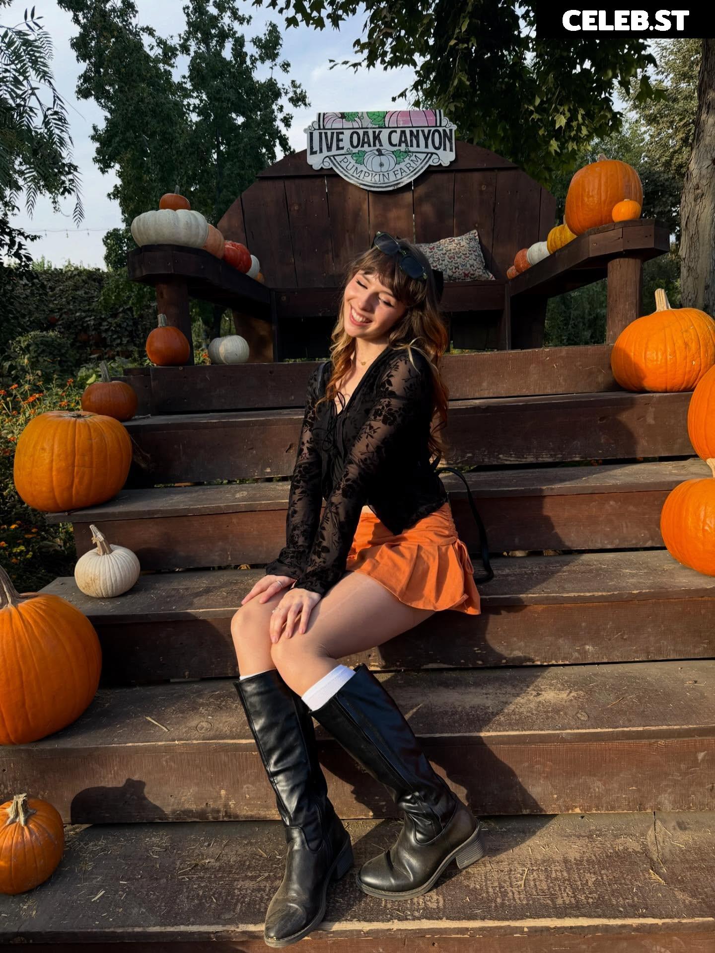Chelsea Cook / WhoisChelsea Image 23684534