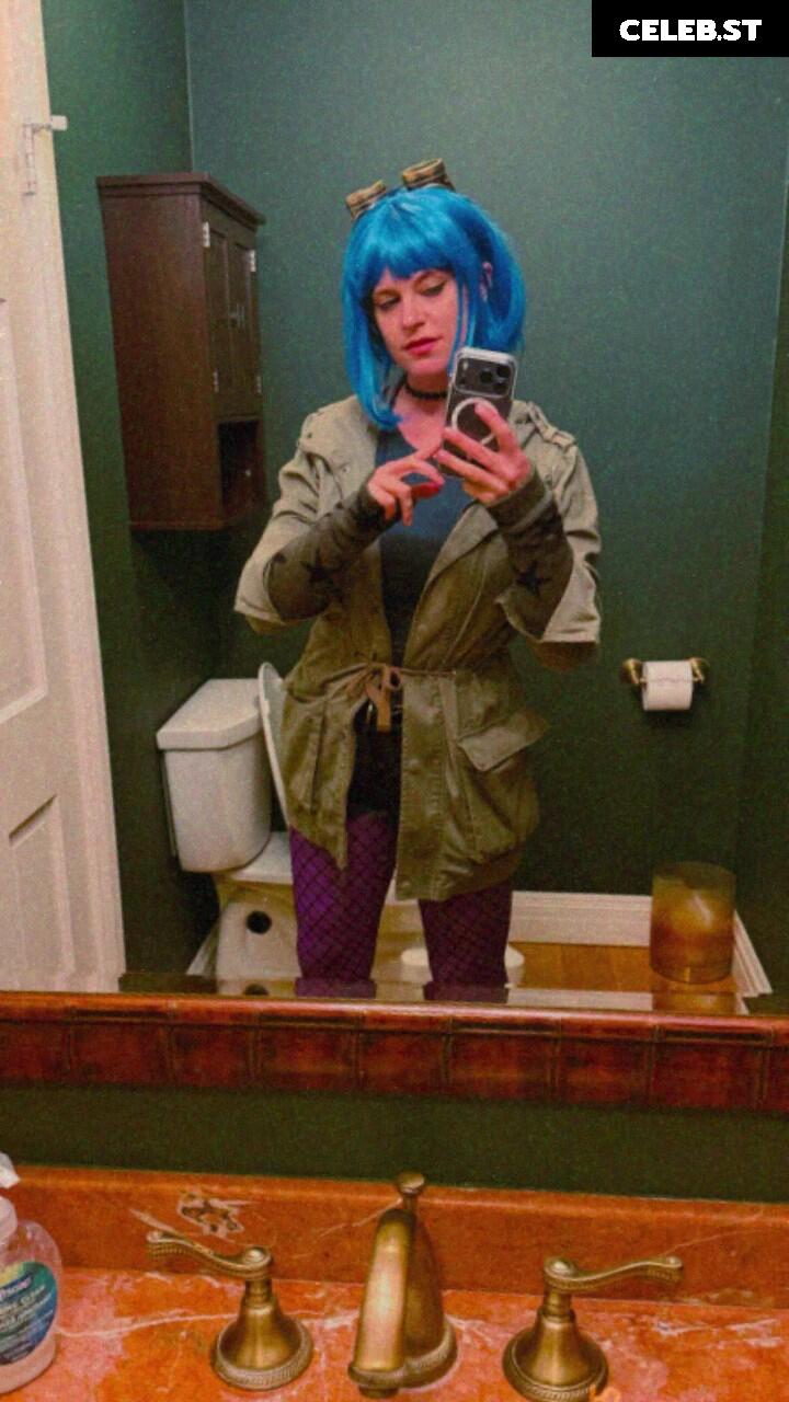 Allie Goertz Image 23686322