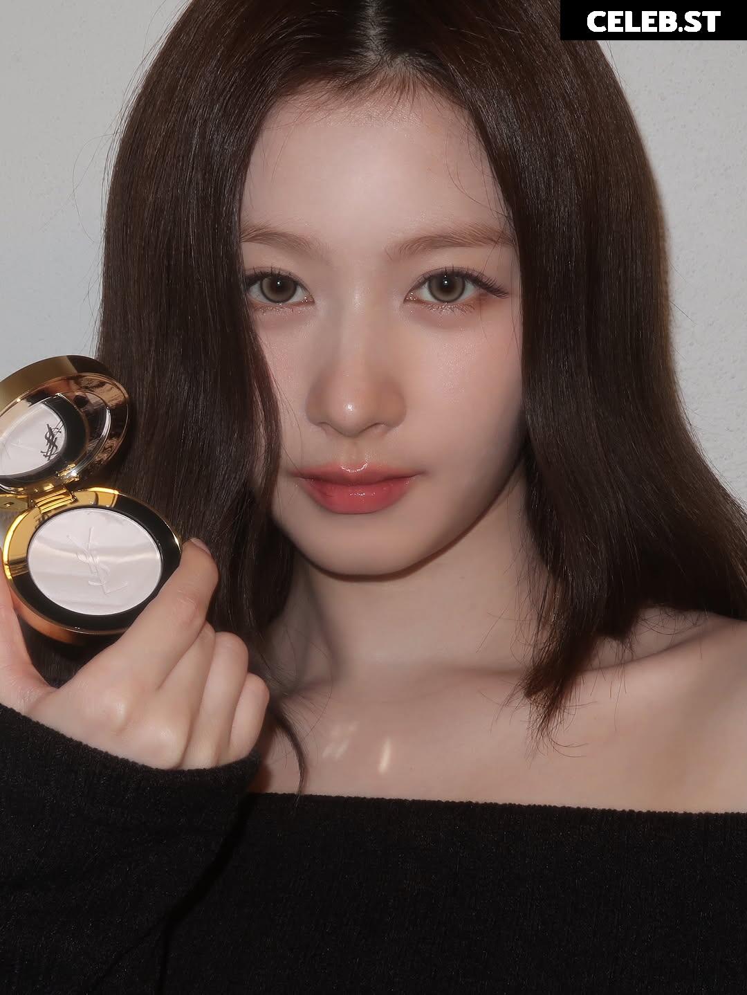 Minatozaki Sana (TWICE) Image 23683420