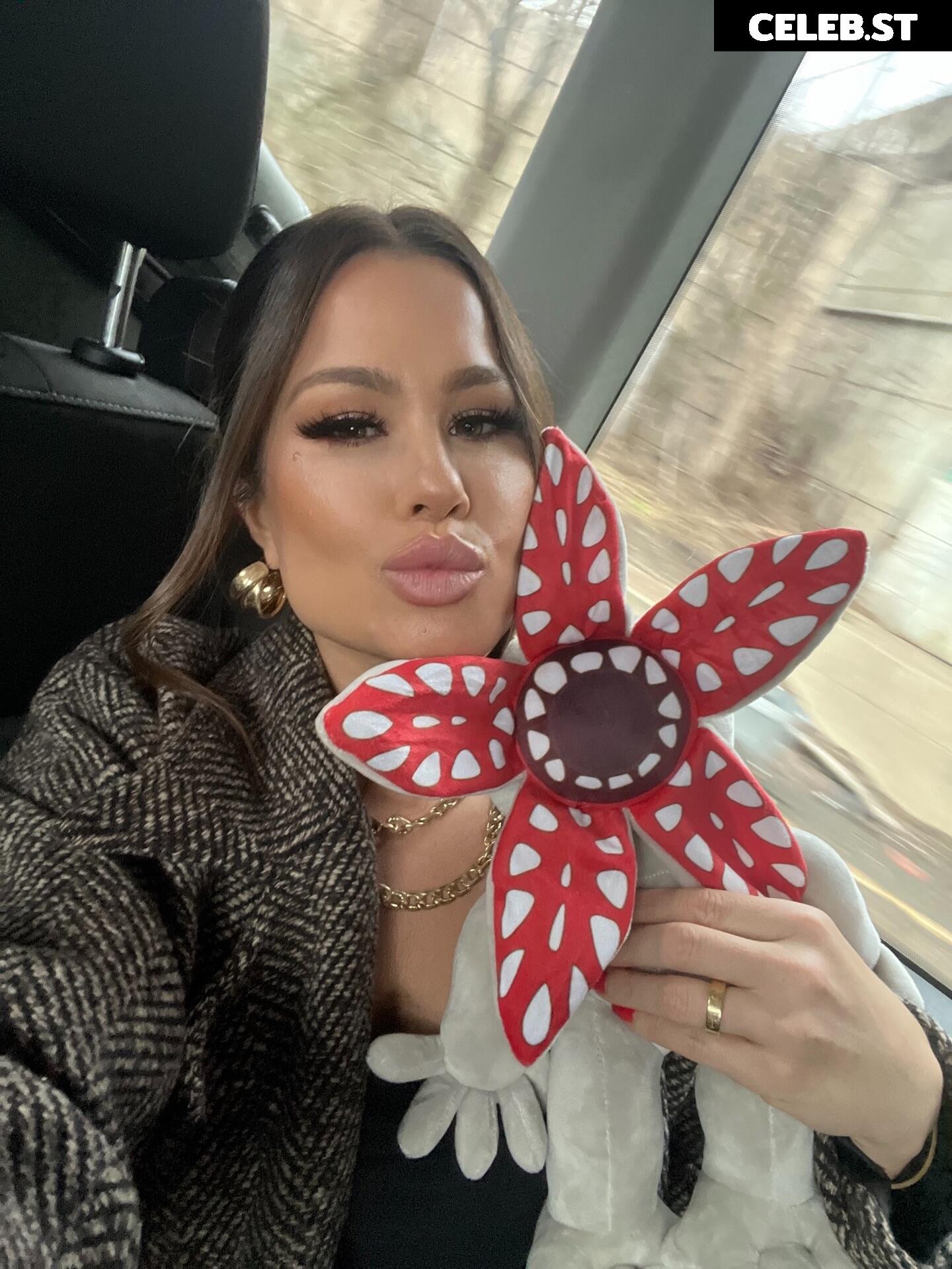 Brooke Adams Image 23554088