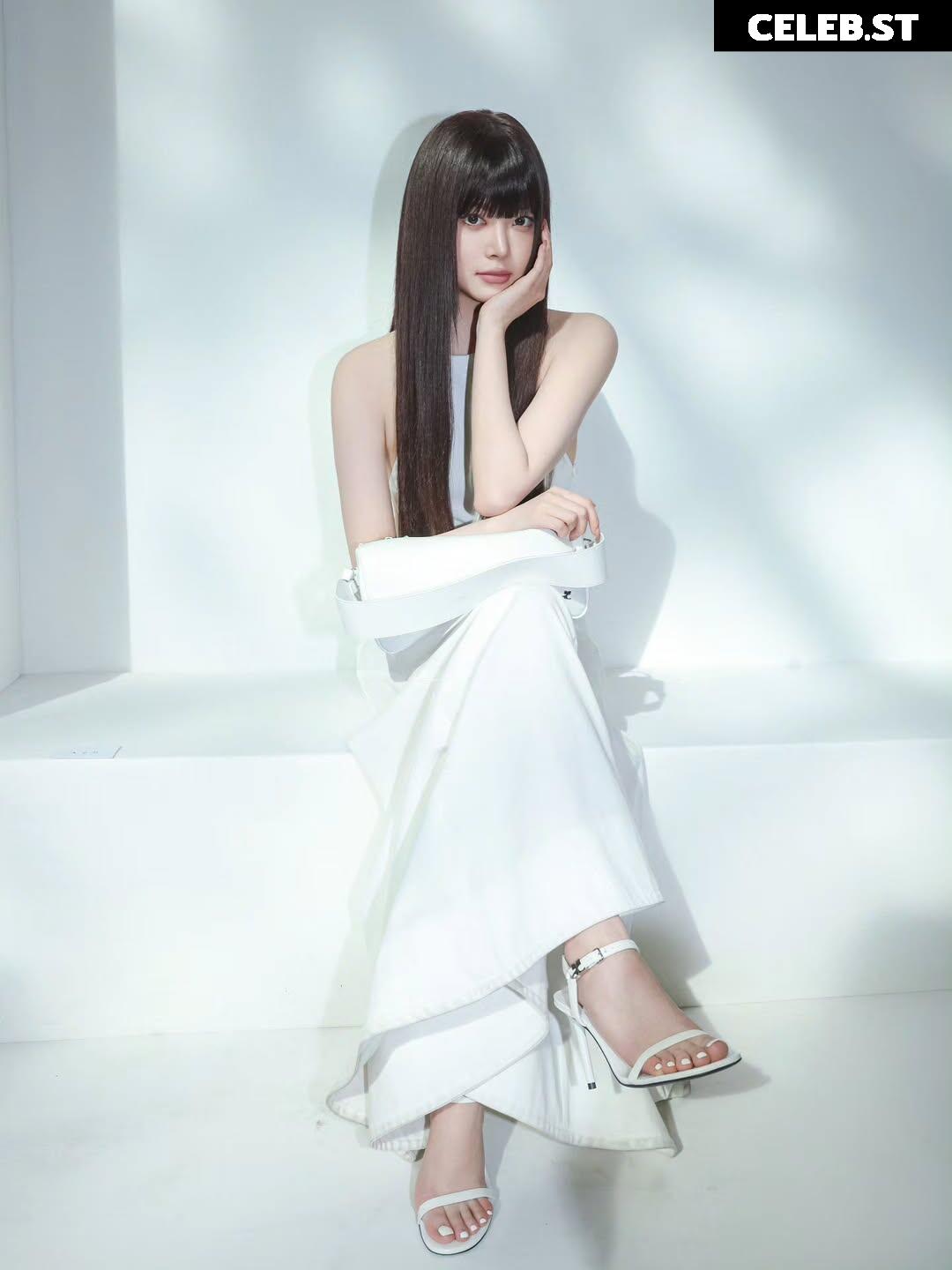 Hong Eunchae 홍은채 | LESSERAFIM Image 23553077