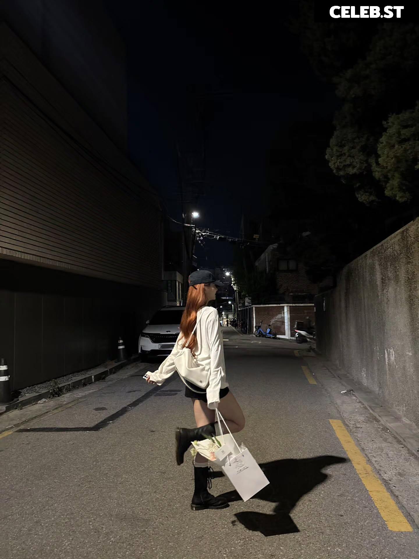 Hong Eunchae 홍은채 | LESSERAFIM Image 23553227