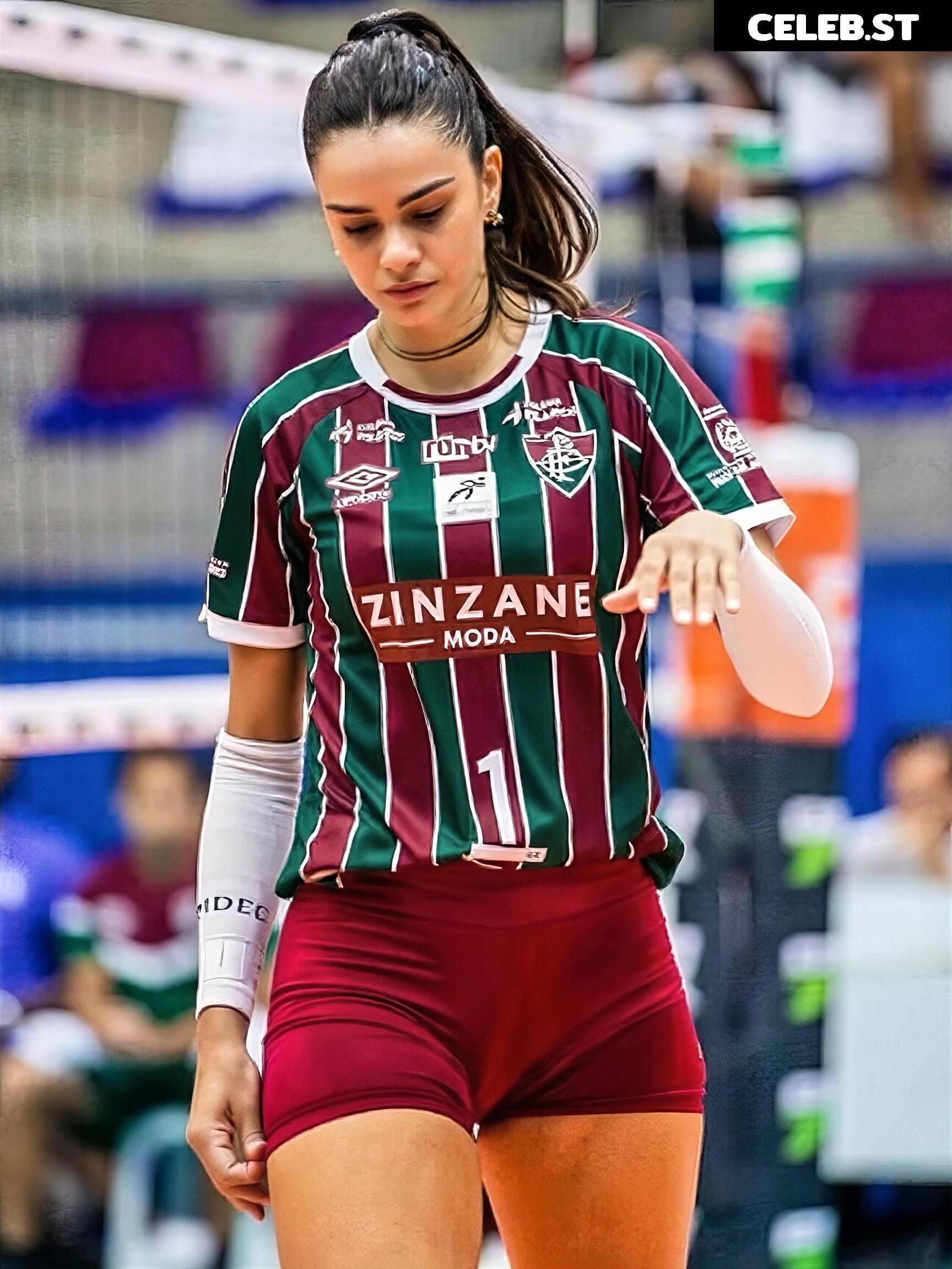 Lara Nobre Image 23596944