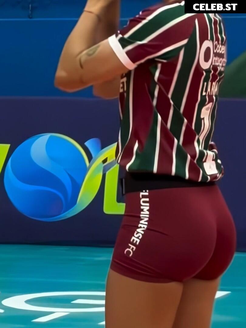 Lara Nobre Image 23596885