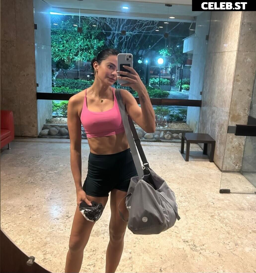 Lara Nobre Image 23596847