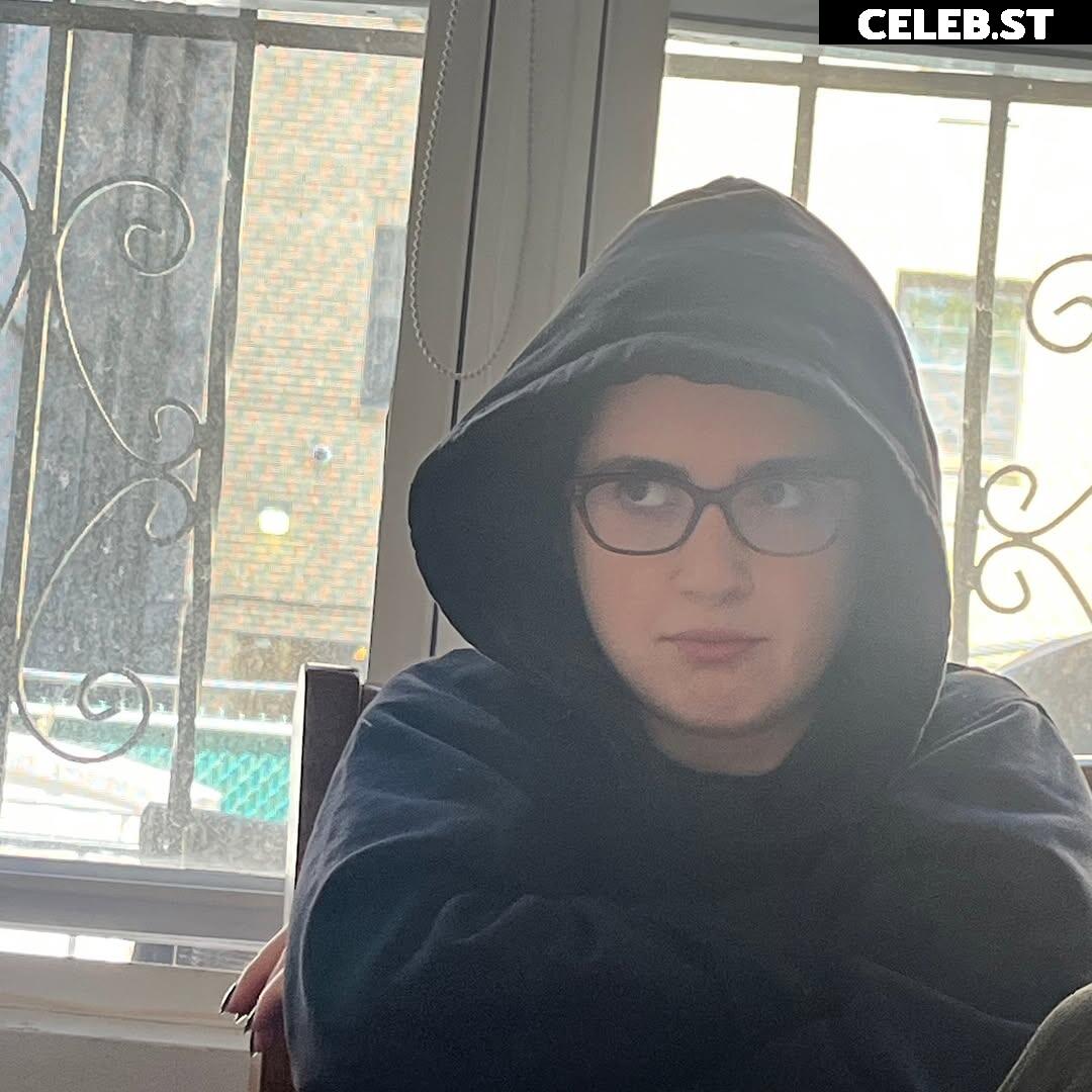 Laura Marano Image 23596243