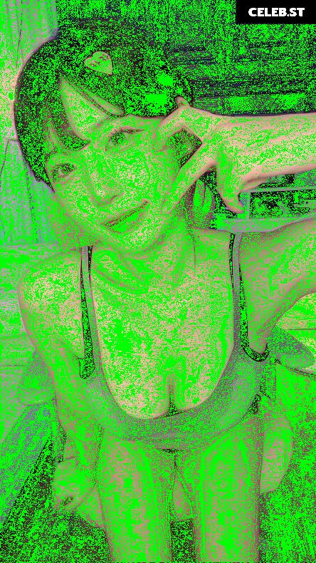 yule_.0.03 Image 23599529