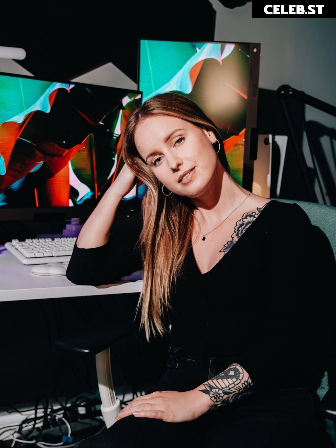 Sonja Reid aka OMGitsfirefoxx Image 23471741