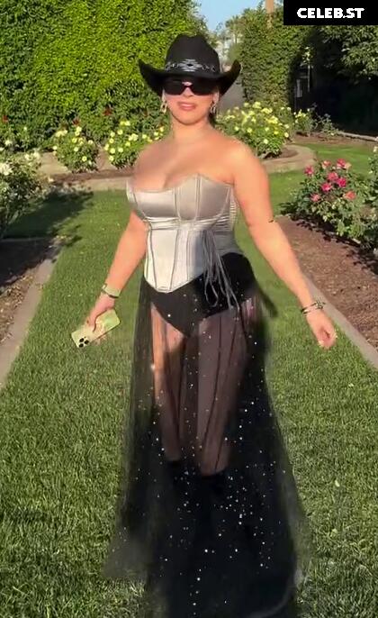 Isabella Gomez Image 23442701