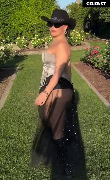 Isabella Gomez Image 23442700